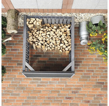 Holzlager mit Brennholz auf einer Terrasse