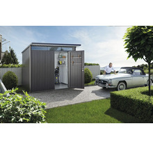 Metall Gerätehaus mit geöffneten Türen, Regalen, Hochdruckreiniger und einem Mann, der ein Auto putzt.