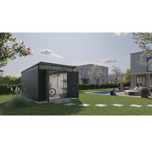 Modernes Gerätehaus im Garten mit geöffneten Türen, Rasenfläche und Pool
