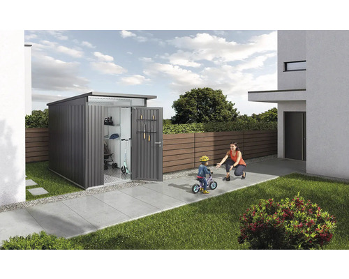 Metall Gerätehaus mit geöffneten Türen im Garten mit Mutter und Kind