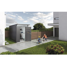 Moderner Geräteschuppen im Garten mit geöffneten Türen und spielender Familie.
