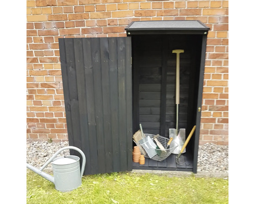 Offener Gartenschrank mit Gartengeräten wie Spaten, Schaufel und Gießkanne