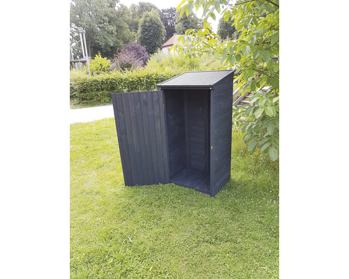 Gartenschrank aus Holz mit offener Tür auf einer Wiese