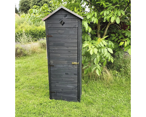 Schmaler Geräteschrank aus Holz mit Tür und Metalldach im Garten