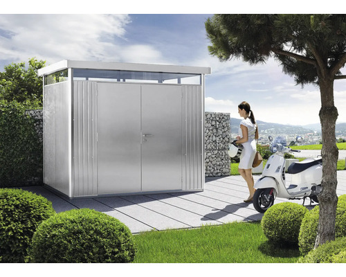 Metallgerätehaus mit Frau und Motorroller im Garten