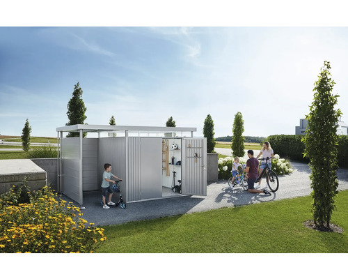 Familie vor Gerätehaus aus Metall mit Fahrrädern und Spielzeug