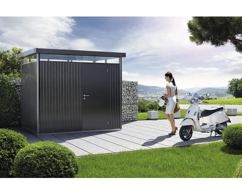 Geräteschuppen mit Frau und Motorroller im Garten