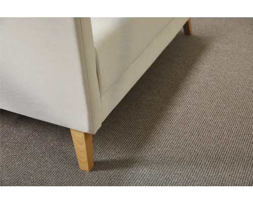 Detailaufnahme eines Sofas mit Textilbezug und Teppichboden