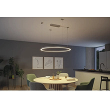 Esszimmer mit rundem Tisch und LED-Hängeleuchte in Ringform