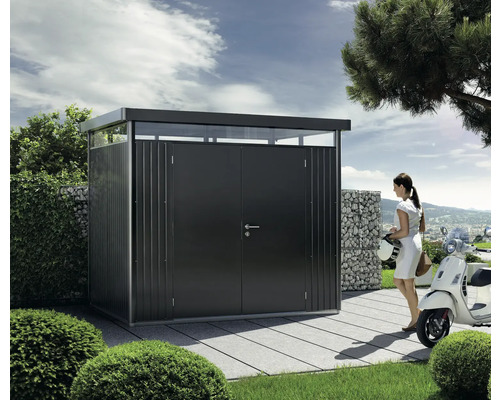 Gerätehaus Biohort HighLine H1 Doppeltür 275 x 155 cm dunkelgrau-metallic Moderner Geräteschuppen aus Metall mit Doppeltrür, Oberlicht und einer Frau mit einem Motorroller im Hintergrund