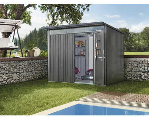 Gartenszene mit Metallgartenhaus, teilweise geöffnet mit Gartengeräten und Regalen.