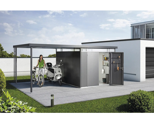 Szene mit Gerätehaus, Carport, Motorroller und Fahrrad im Garten