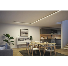 Wohnzimmer mit Esstisch, Anrichte und Deckenleuchte