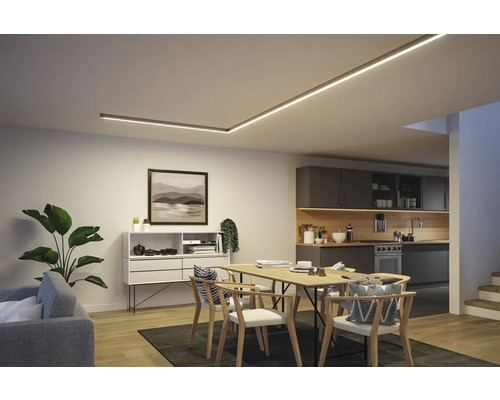 Wohnzimmer mit Esstisch, Anrichte und Deckenleuchte