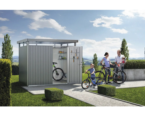 Metall Gerätehaus mit Fahrrädern und Familie im Garten