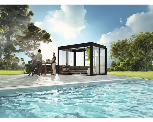 Szene mit Grill, Stehtisch und Glas-Terrassenüberdachung neben Pool