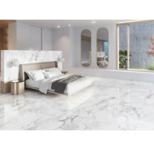 Helles Schlafzimmer mit Marmorboden, Bett, Spiegeln und Fenster