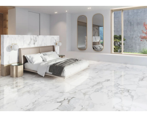 Helles Schlafzimmer mit Marmorboden, Bett, Spiegeln und Fenster