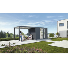 Szene mit Gartenhaus mit geöffneten Türen, Pergola und zwei Personen