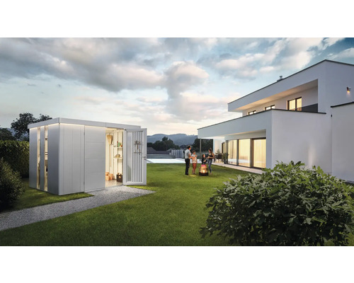 Gartenszene mit Gerätehaus, Familie und modernem Wohnhaus