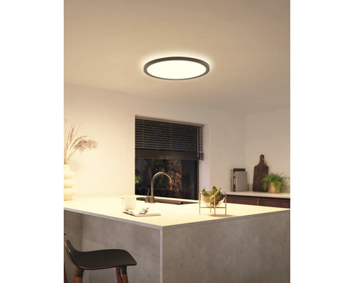 Deckenleuchte in einer Küche über einer Kücheninsel