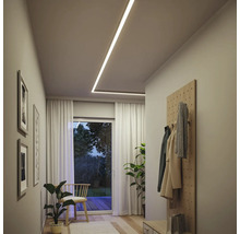 Flur mit Deckeneinbaustrahlern, Garderobe und Tür zum Garten