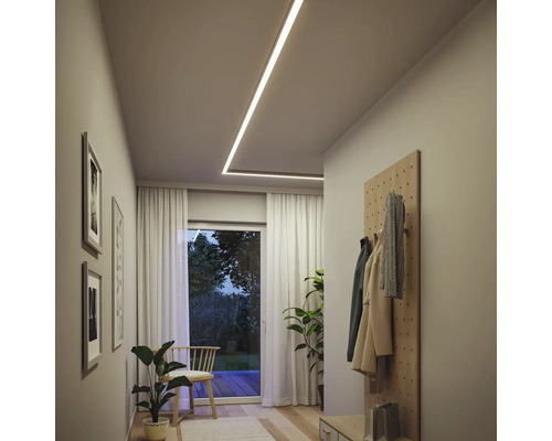 Flur mit Deckeneinbaustrahlern, Garderobe und Tür zum Garten