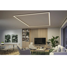 Wohnzimmer mit deckenmontierter LED-Leuchte in quadratischer Form.