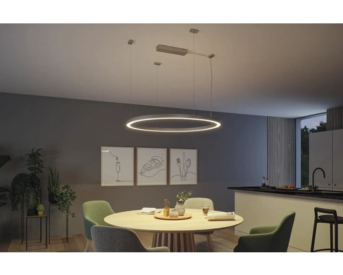 Esszimmer mit Esstisch, Stühlen und runder LED-Hängeleuchte