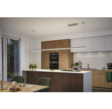 Moderne Küche mit Kücheninsel und linearem LED-Pendelleuchte über der Arbeitsfläche.