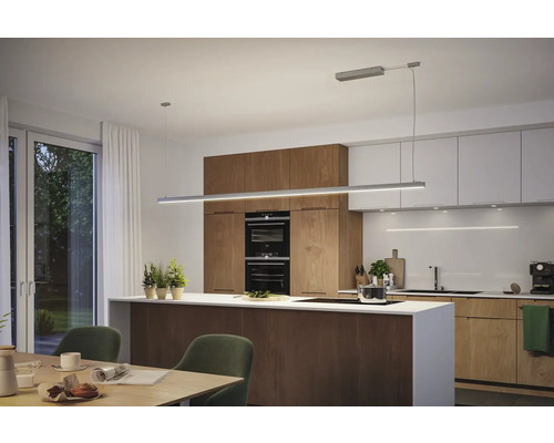 Moderne Küche mit Kücheninsel und linearem LED-Pendelleuchte über der Arbeitsfläche.
