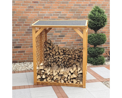 Holzregal aus Holz mit Brennholz im Garten