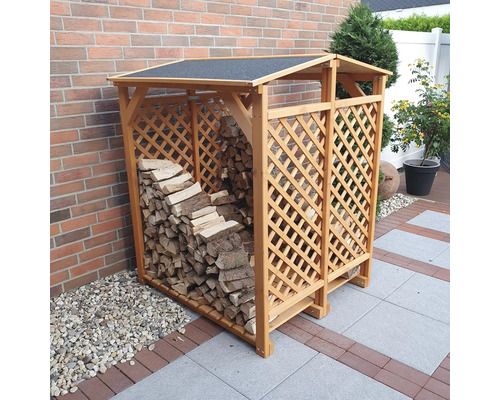 Holzlager mit Gitterstruktur und Brennholz