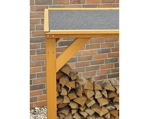 Holzlager aus Holz mit Dach und gestapeltem Brennholz