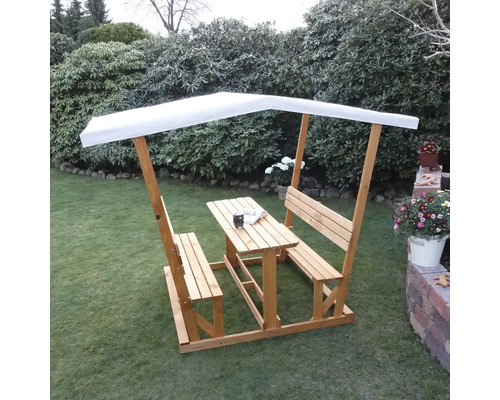 Holz-Picknicktisch mit Bänken und Sonnenschutz im Garten.