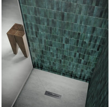 Begehbare Dusche mit Mosaikfliesen und Duschrinne