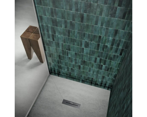 Begehbare Dusche mit Mosaikfliesen und Duschrinne