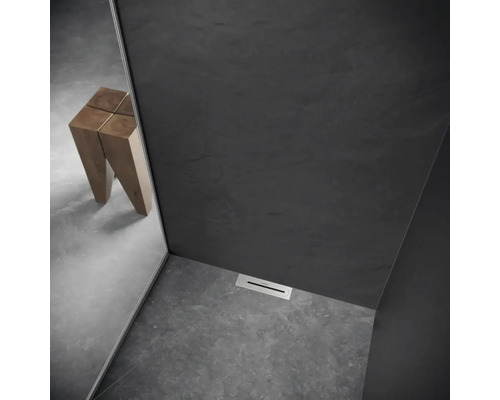 Badezimmer mit Duschrinne und Hocker