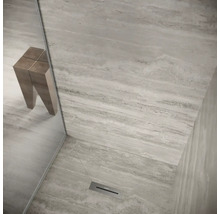 Badezimmer mit Duschrinne und Hocker