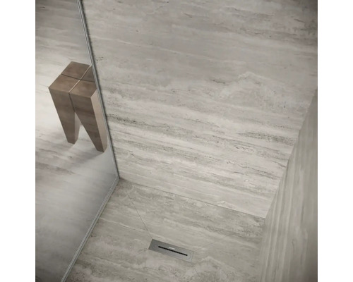 Badezimmer mit Duschrinne und Hocker