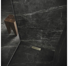 Moderne Dusche mit Hocker und Bodenablauf