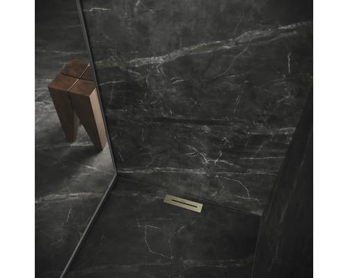 Moderne Dusche mit Hocker und Bodenablauf