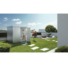 Gartenszene mit Gerätehaus, Rasenfläche und Mutter mit Kind