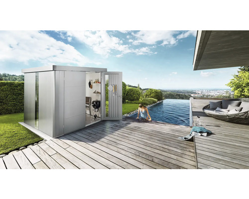 Modernes Gerätehaus mit geöffneter Tür neben einem Pool auf einer Terrasse