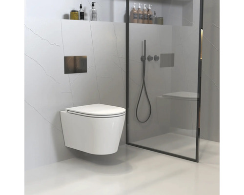 Wandhängendes WC in einem modernen Badezimmer mit Dusche
