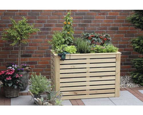 Hochbeet aus Holz mit verschiedenen Pflanzen im Garten