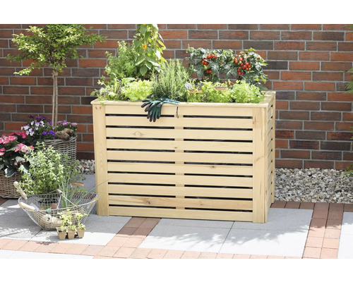 Hochbeet aus Holz mit verschiedenen Pflanzen und Gartenhandschuhen