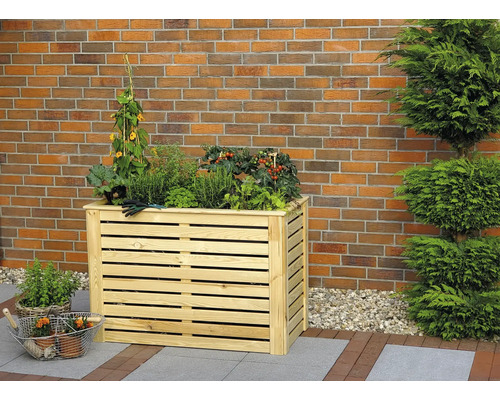 Hochbeet aus Holz mit verschiedenen Pflanzen und Kräutern