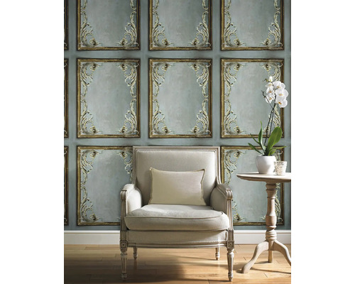 Dekoratives Zimmer mit Sessel, Tisch und Wandtapete mit Rahmenmuster für ein klassisches Ambiente.