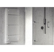 Badezimmer mit Handtuchwärmer und Duschkabine